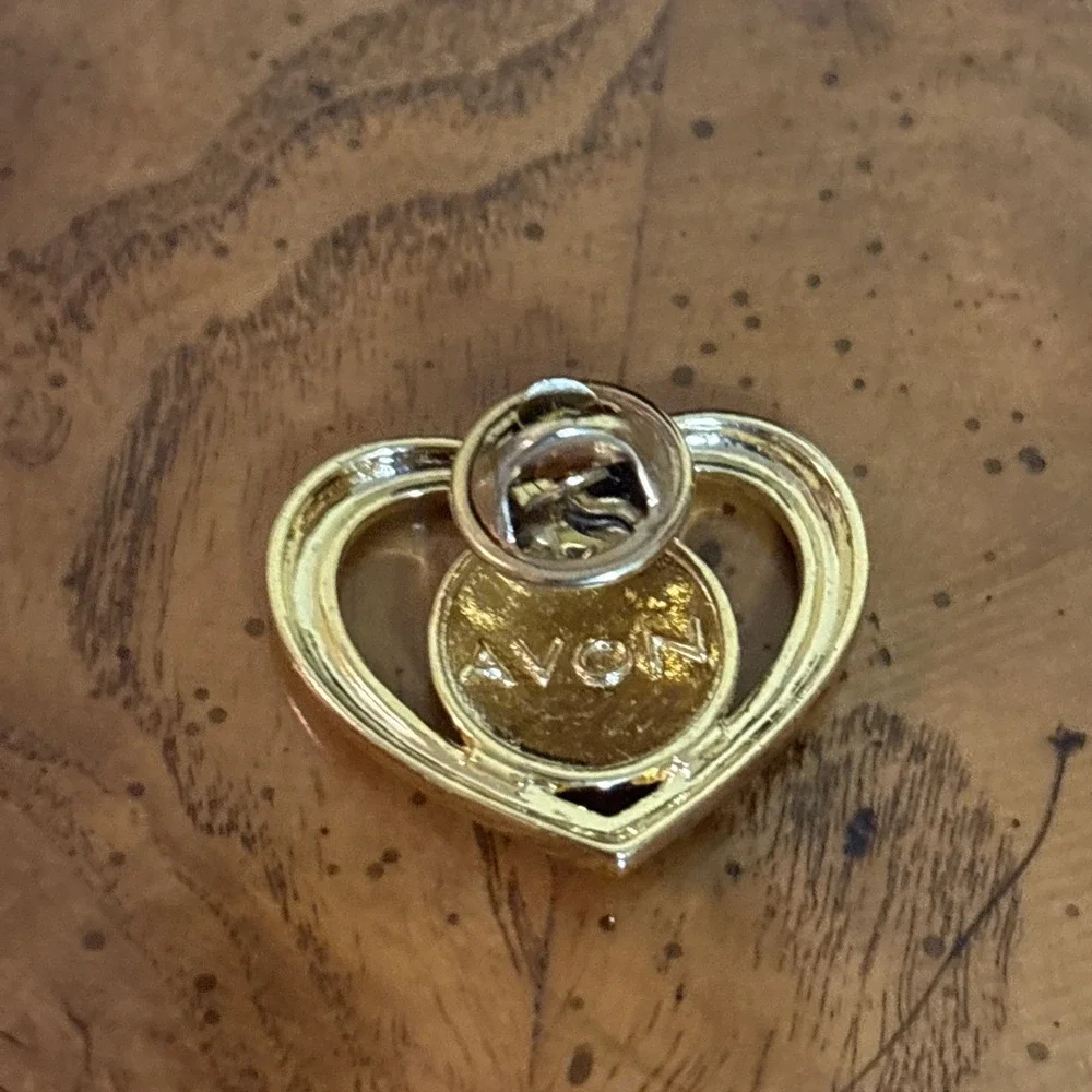 Vintage Planet Earth Globe Heart Pin Brooch – Openwork Gold Tone Metal - Picture 3 of 3